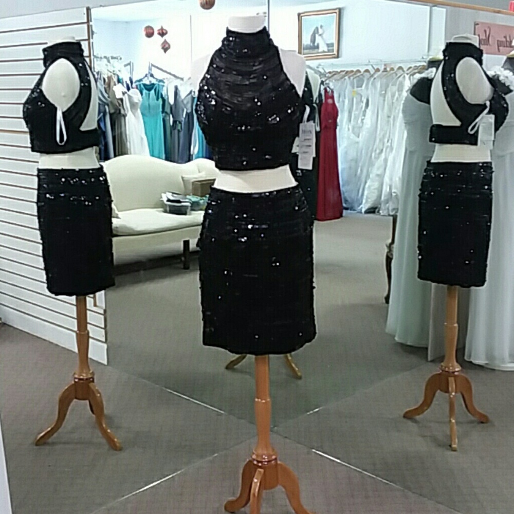 BLACK Mon Cheri Short - Picture 2 of 6